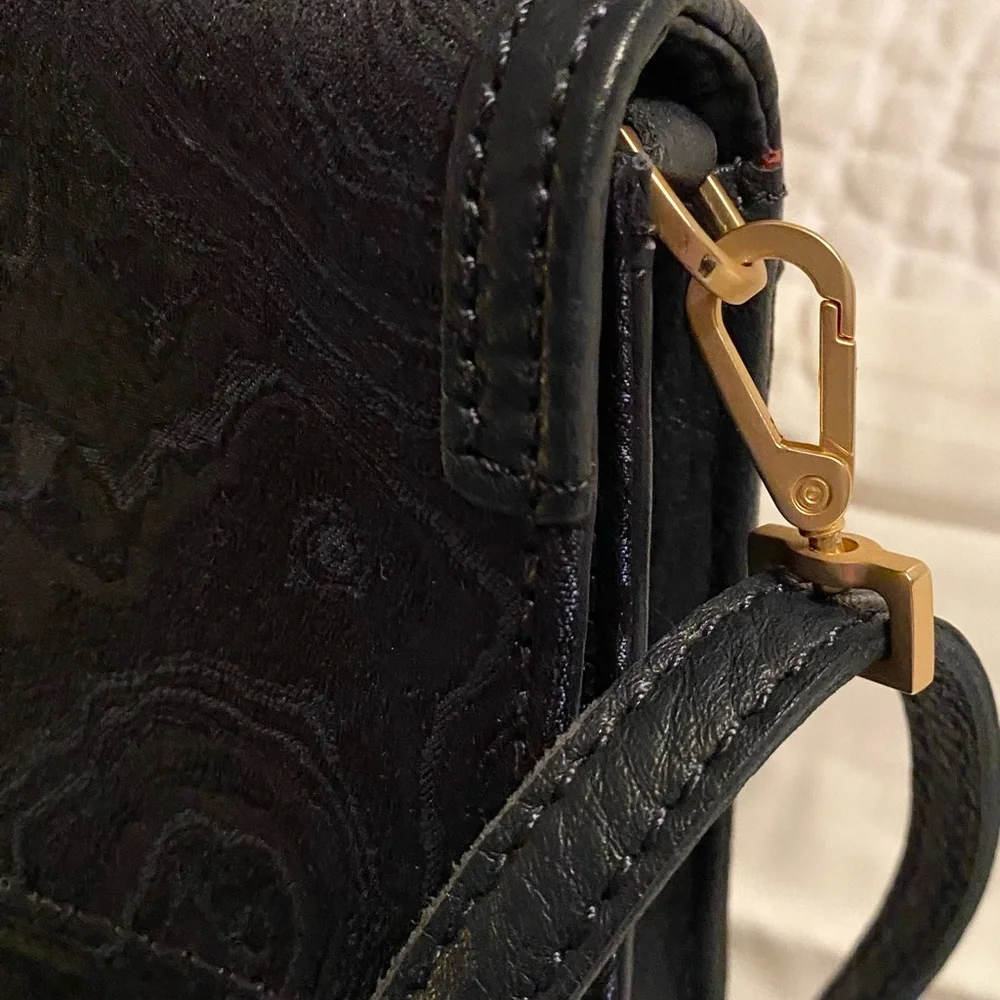 Hammitt AJ Crossbody
Clutch Satin Tides
Brushed Gold Clutch - Picture 10 of 12